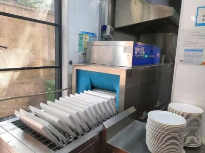 Ali so komercialni pomivalni stroji enake velikosti kot običajni pomivalni st...